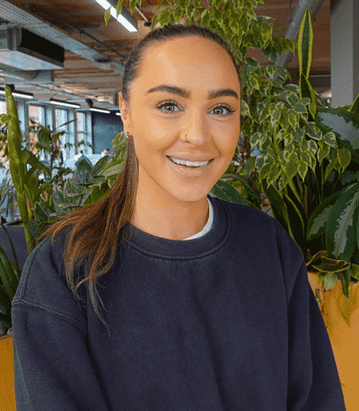 Headshot Riva Davies